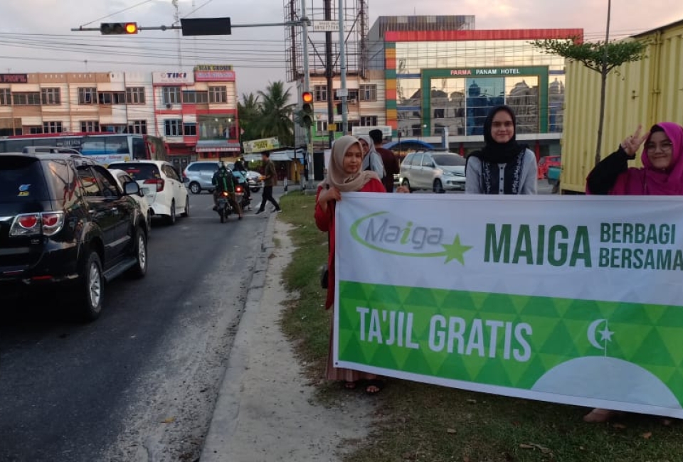 #htmlcaption128 Berbagi Ta'jil Gratis Maiga Travel